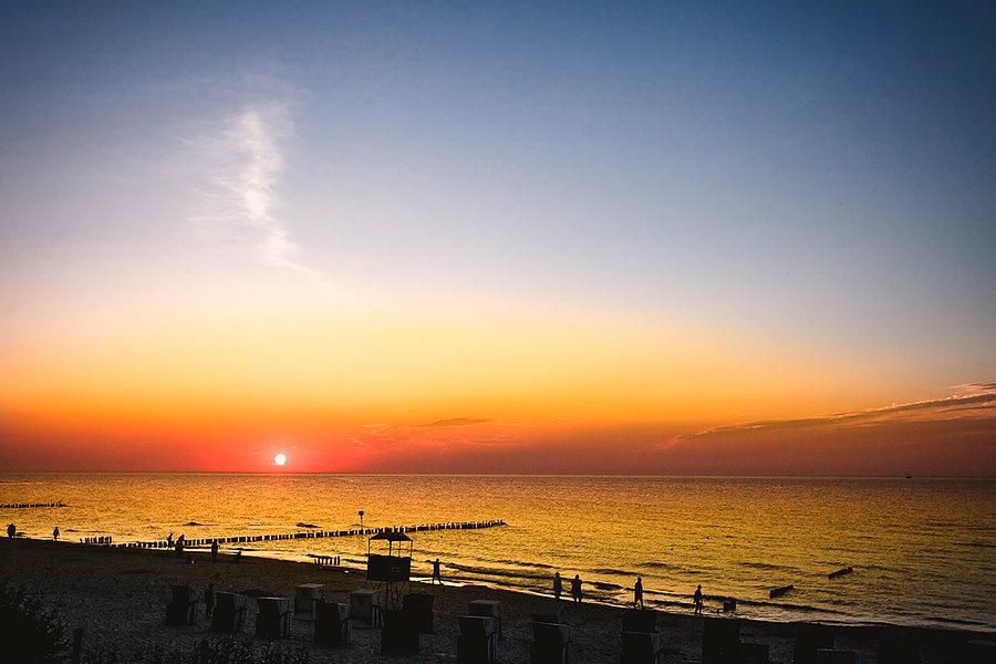 Zachód słońca na plaży w Ustce