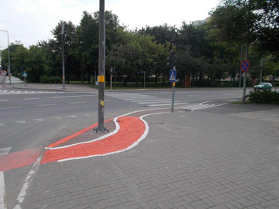 Mijanka słupa na ścieżce rowerowej