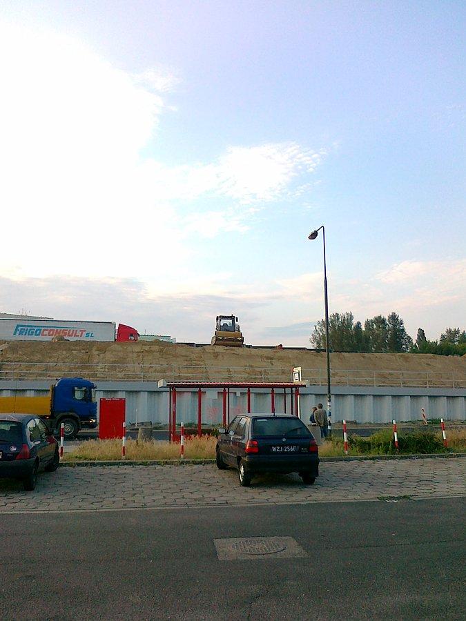 Ta zatrzymała się na krawędzi skarpy