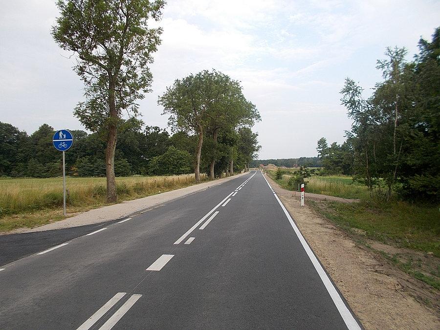 Kadyny - chodnik po lewej do ewentualnego wykorzystania dla rowerzystów