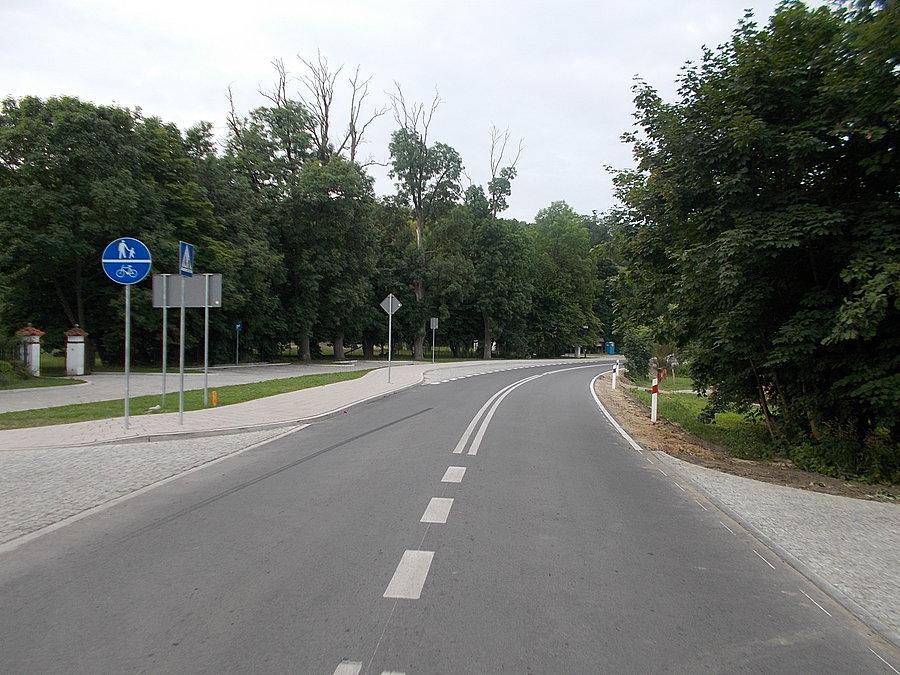 Kadyny - kolejny chodnik z dopuszczonym ruchem rowerowym i dla chętnych slalom między słupkami