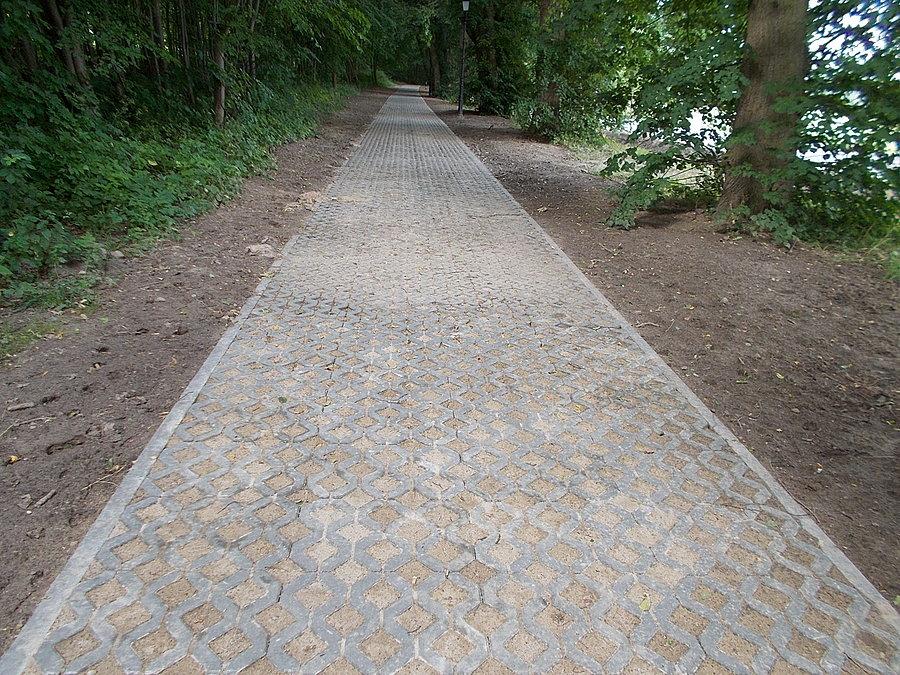 Kadyny - chodnik po lewej do ewentualnego wykorzystania dla rowerzystów. Zdrowia życzę :-)