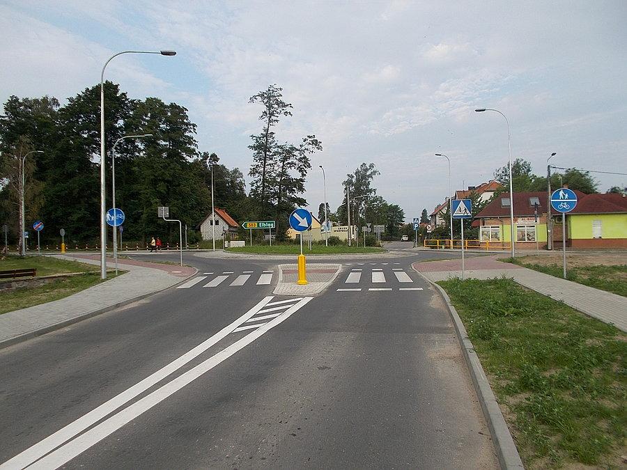 Suczacz - rondo ze scieżką rowerową, pełnym chaosem w oznakowaniu i