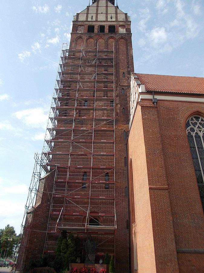 Pną się rusztowania przy wieży Katedry Świętego Mikołaja