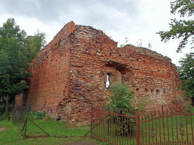 Pozostałości gotyckiego zamku w Radzikach Dużych