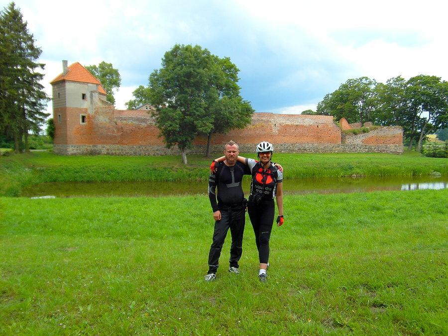 Ja i Rafał na tle zamkowych murów