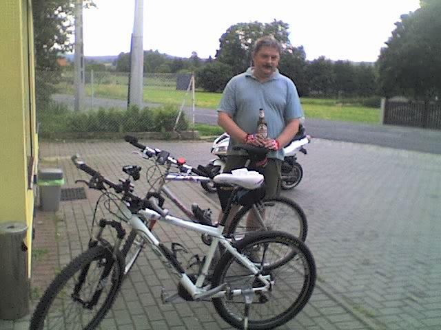 Odpoczynek w Wielisławiu, przy chłodnym napoju który uświęcił pierwszy triumf ;). Zdjęcia robione najnowszą lustrzanką o nazwie super blade fire ;)