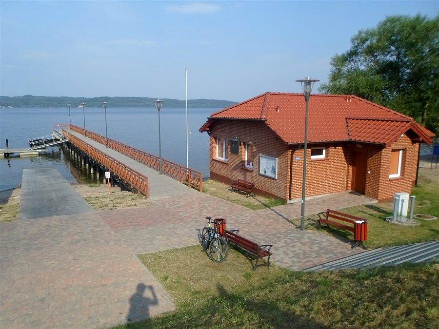 Prysznic-10zł/15min;WC-2zł; cumowanie łodzi-300zł/m-c;rower wodny 10zł/h; czynne 10-19