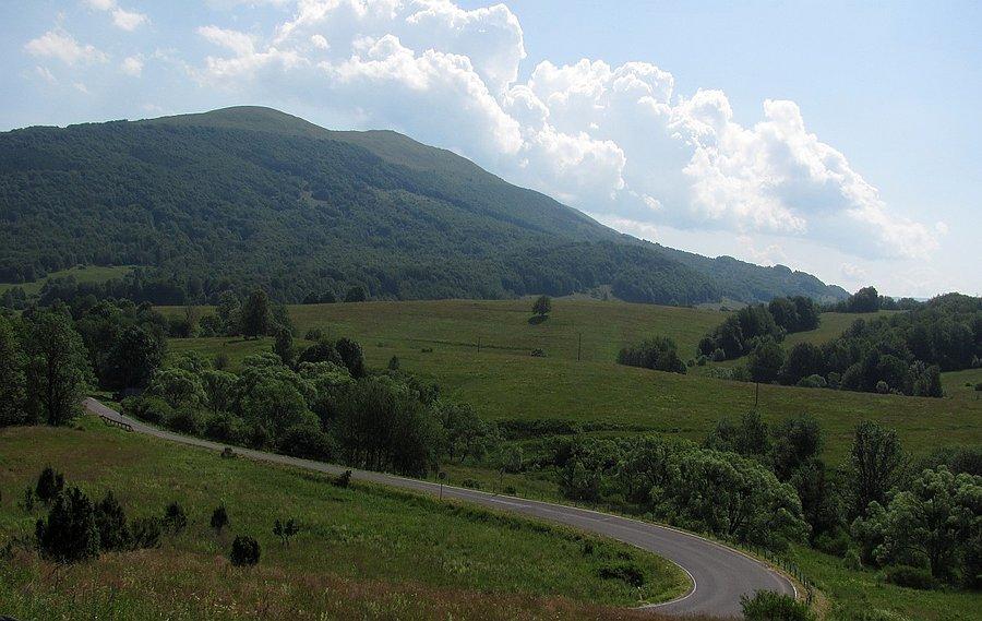 Połonina Caryńska i powoli tworząca się burzowa chmurka