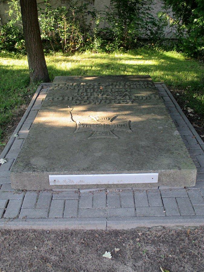 Płyta ku pamięci gen. Kleeberga na cmentarzu w Kocku