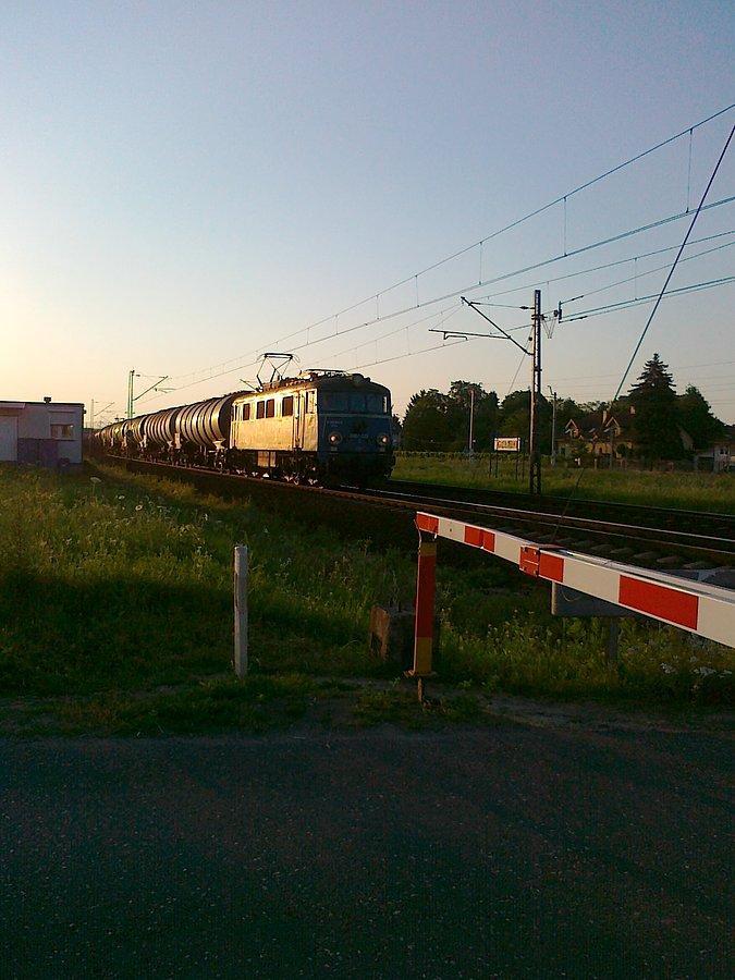 Po kilku minutach przejechał następny pociąg
