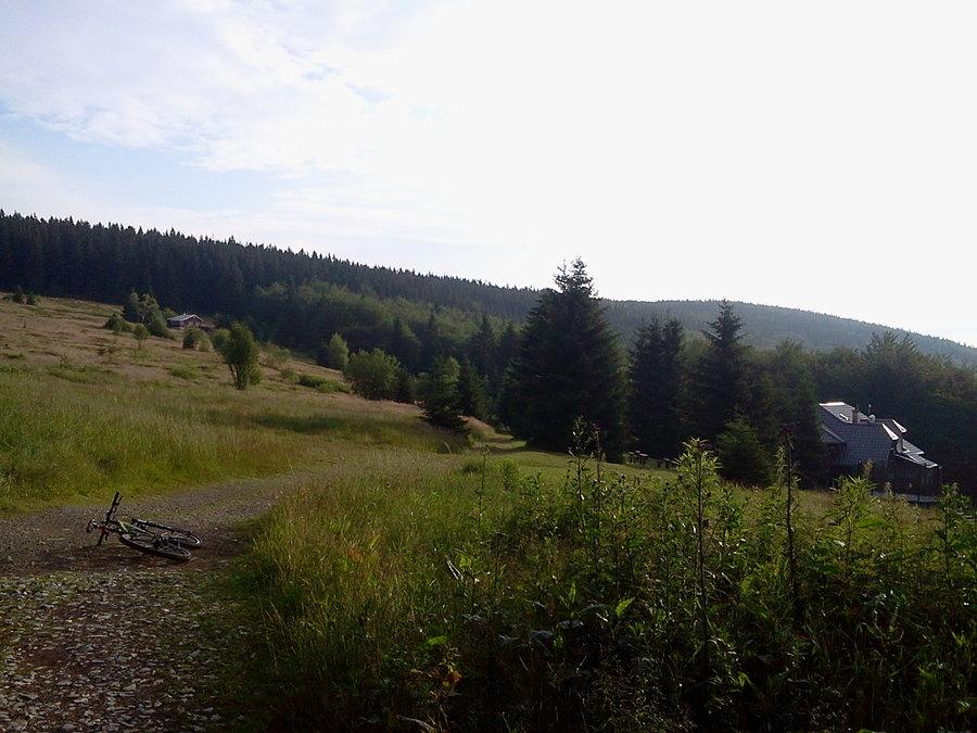 Schronisko na Ostrym i polana z borówkami