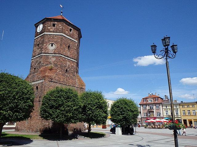 Rynek wraz z gotycką wieżą ratuszową