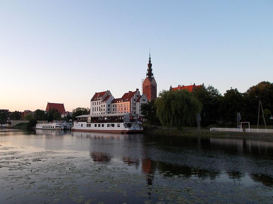 Widok z Wyspy Spichrzów na Katedrę