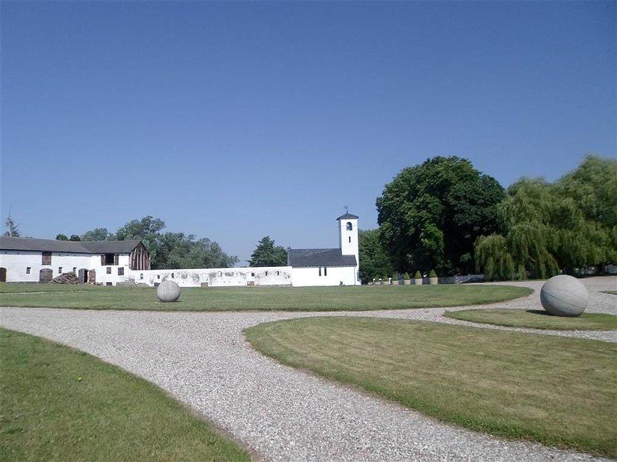Budynek bramny z wieżą zegarową