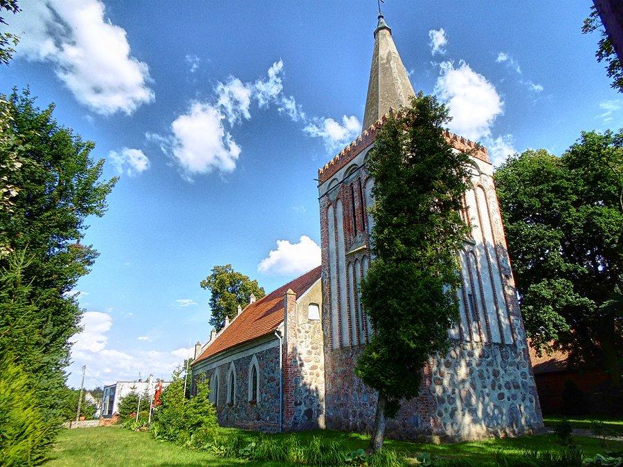 Kościół filialny: pw. Narodzenia NMP