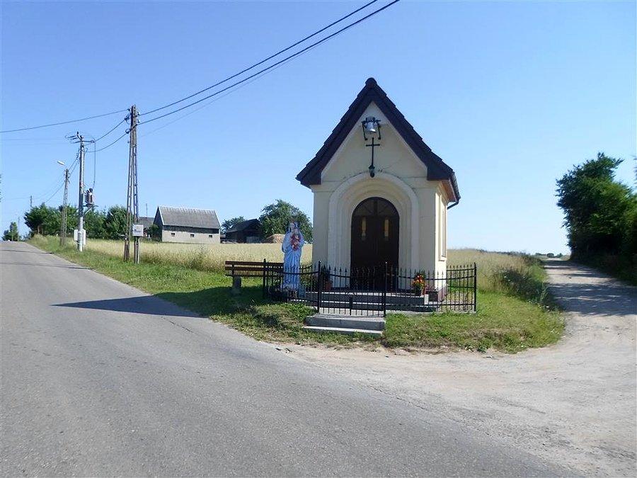 Kapliczka na rozstaju dróg - Lisewo