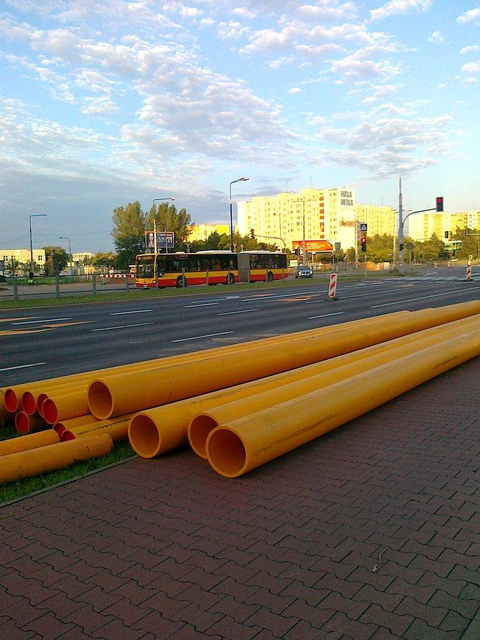 Na placu budowy pojawiły się rury