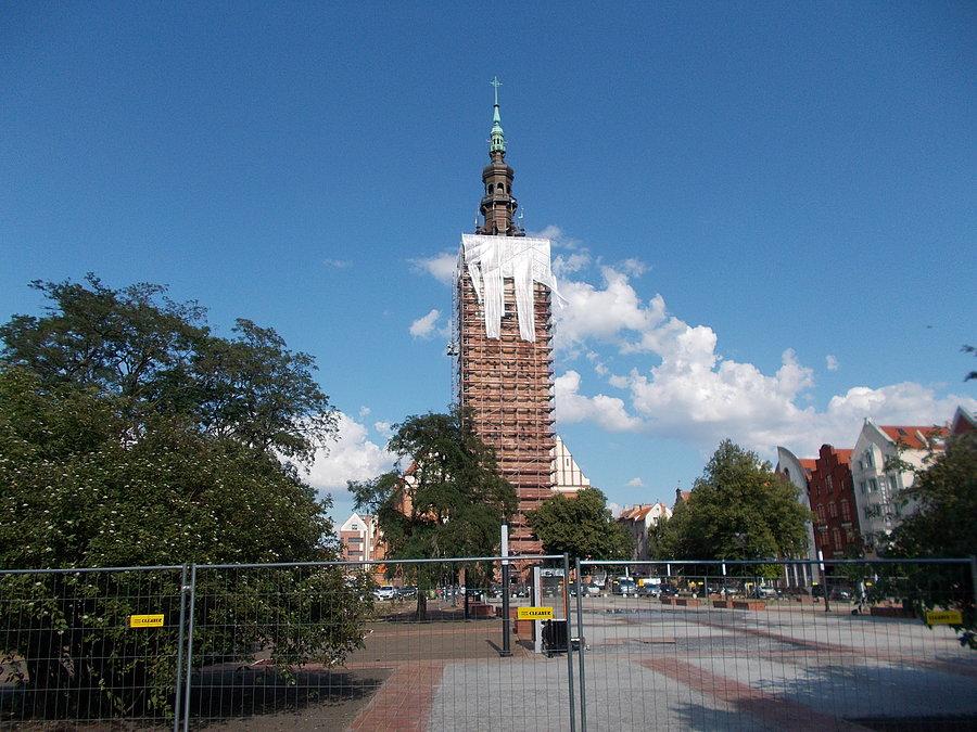 Wieża Katedry Świętego Mikołaja w niecodziennej szacie