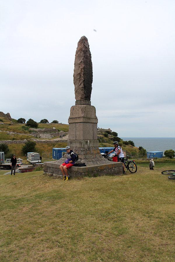 Obelisk przedzamkowy