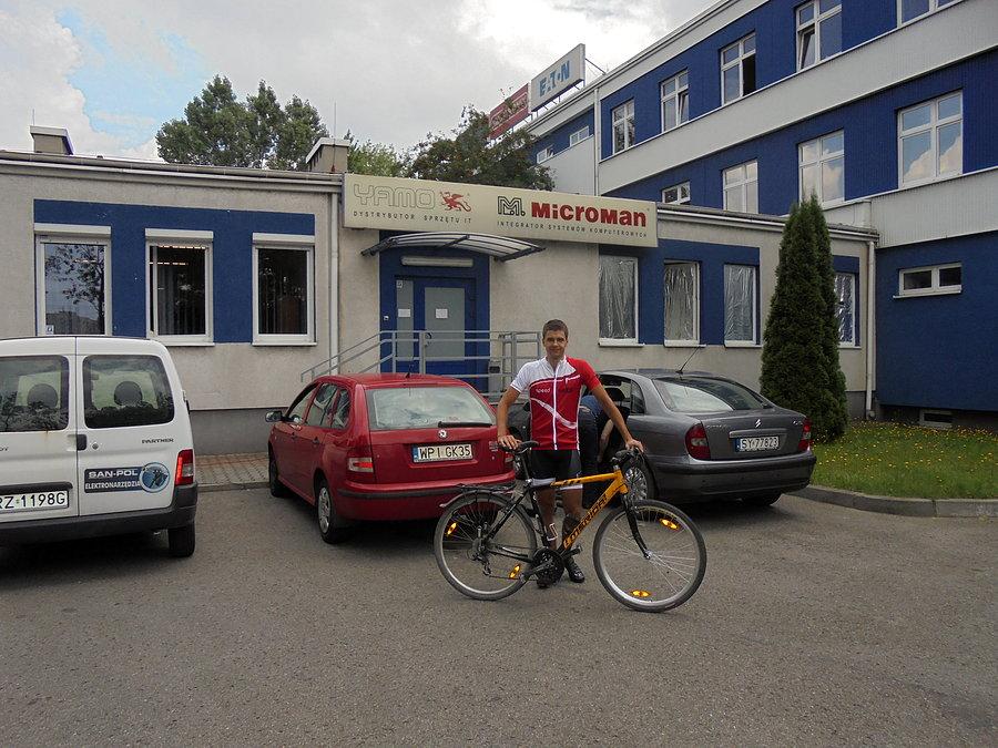 Z rowerem przed siedzibą sponsora