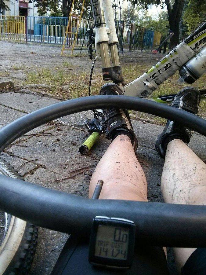 U Rafała pod domem sprawdzałam 3ci raz oponę i dętkę. NIC nie znaleźliśmy, a powietrza zdążyło trochę wyjść :(