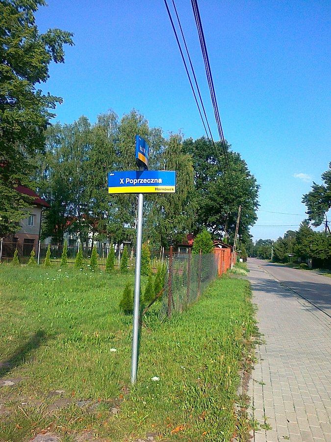 Tabliczka z nazwą i numerem uliczki