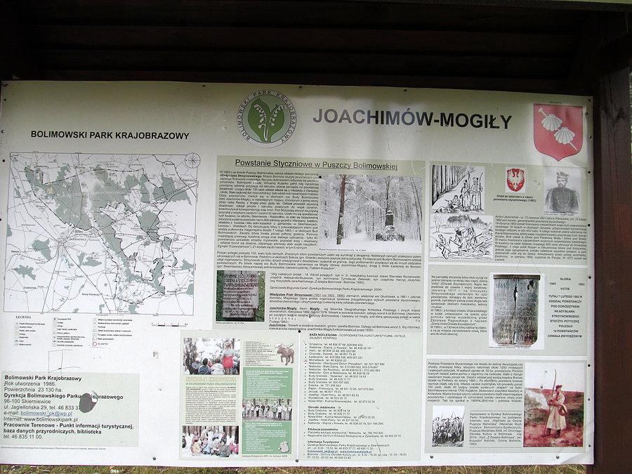 Informacyjna tablica obok pomnika