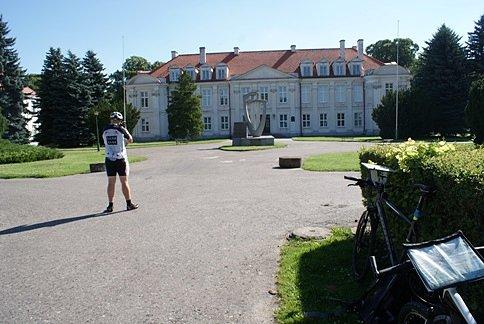 Przy pałacu biskupów kujawskich w Wolborzu