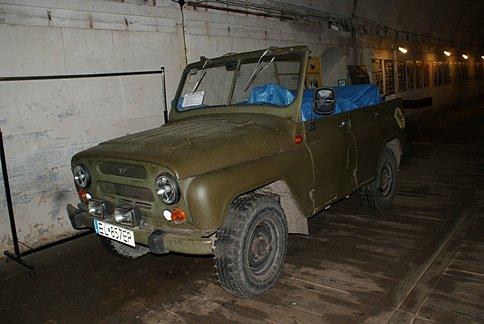 Pojazd czterokołowy we wnętrzu bunkra w Konewce