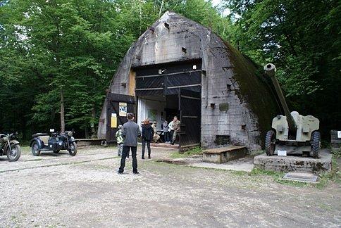 Bunkier w Konewce i maszyny stojące na zewnątrz