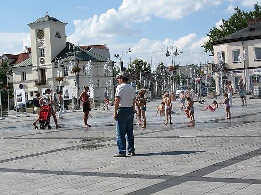 Piaseczyńskie SPA nr 1- rynek miejski z wodotryskiem