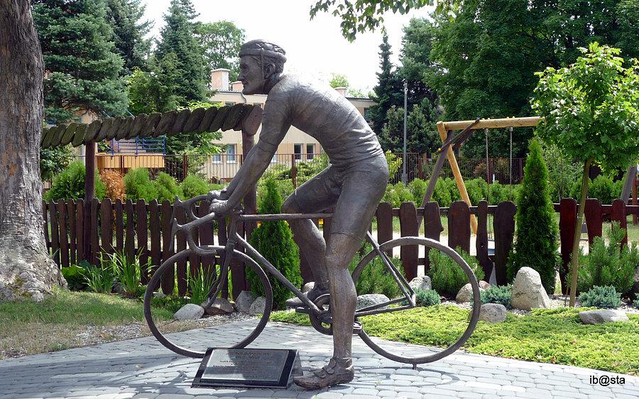 Pomnik Joachima Halupczoka w rodzinnych Niwkach