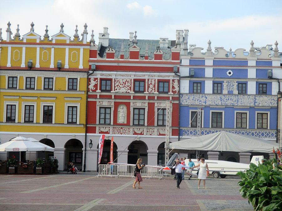 Kamieniczki w kolorach podstawowych w Zamościu