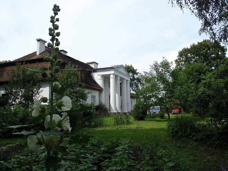Odremontowany bdwór w Radoszewicach, zdjęcie zza płotu