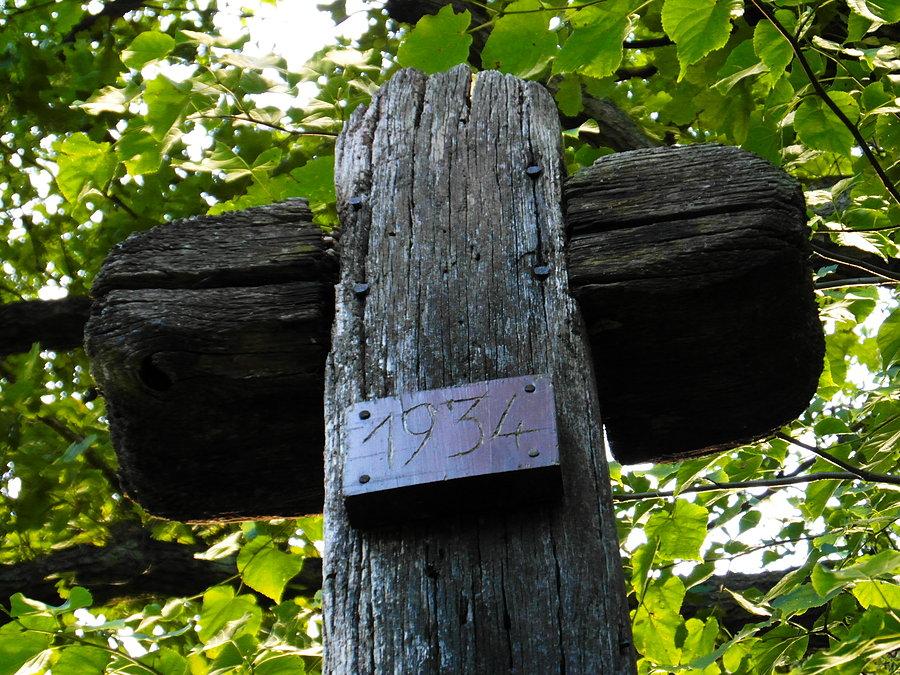 Przydrożny krzyż z 1934 roku w lesie lubiszewskim