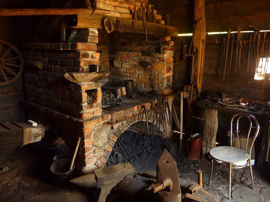 Wnętrze kuźni przeniesionej z Bobrowy (Podlasie). Koniec XIX w
