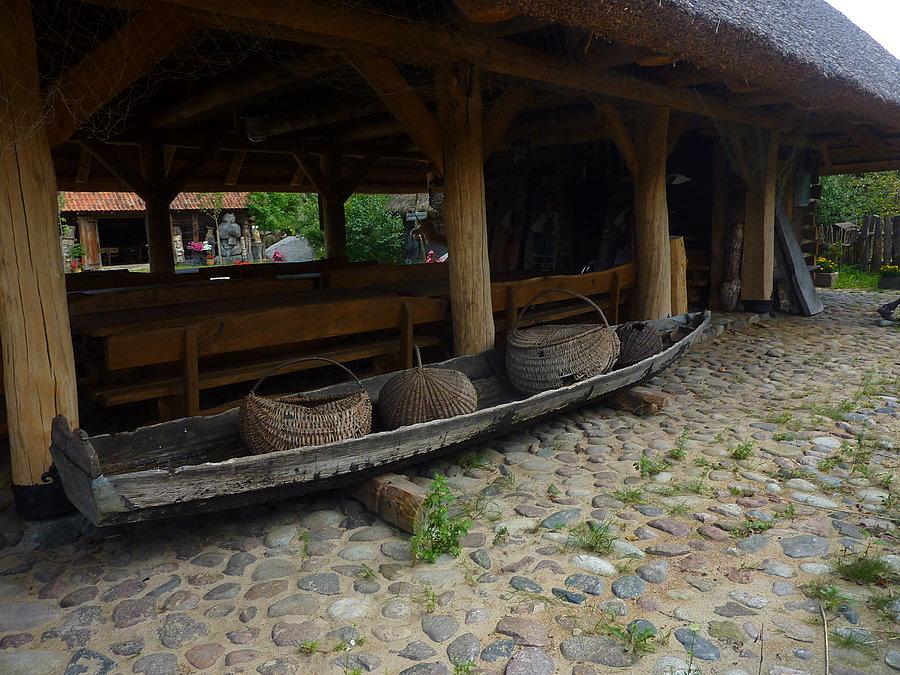 Łódka z koszami na ryby. Skansen w Kuligowie