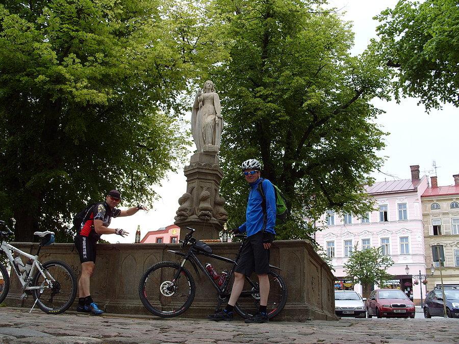 Zdjęcie pamiątkowe na rynku w Kralikach i czas w drogę