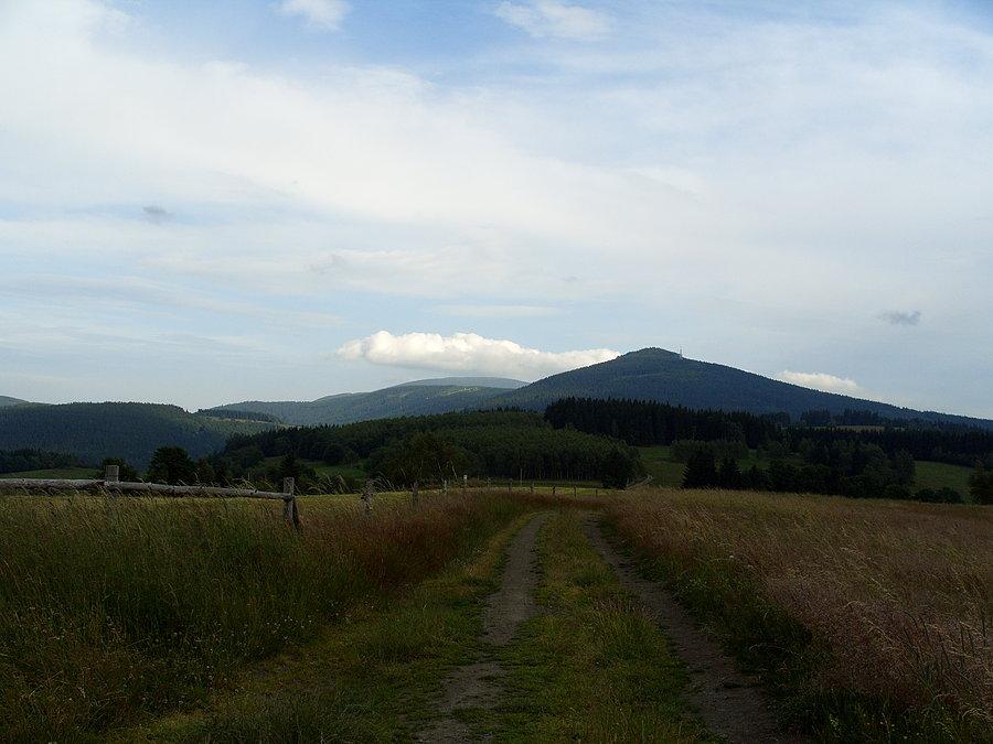 Widok ze Skowroniej Góry na nadajnik na Czarnej Górce