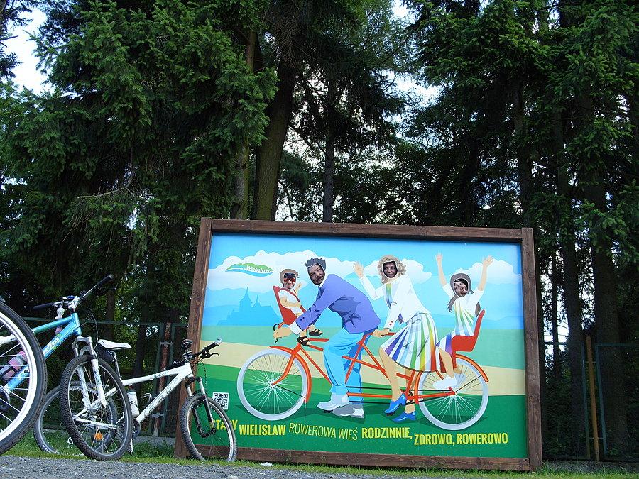 A więc początek i pierwsze zdjęcie w Wielisławiu, wreszcie komplet rodzinny na plakacie ;), i niesforne dzieci w fotelikach