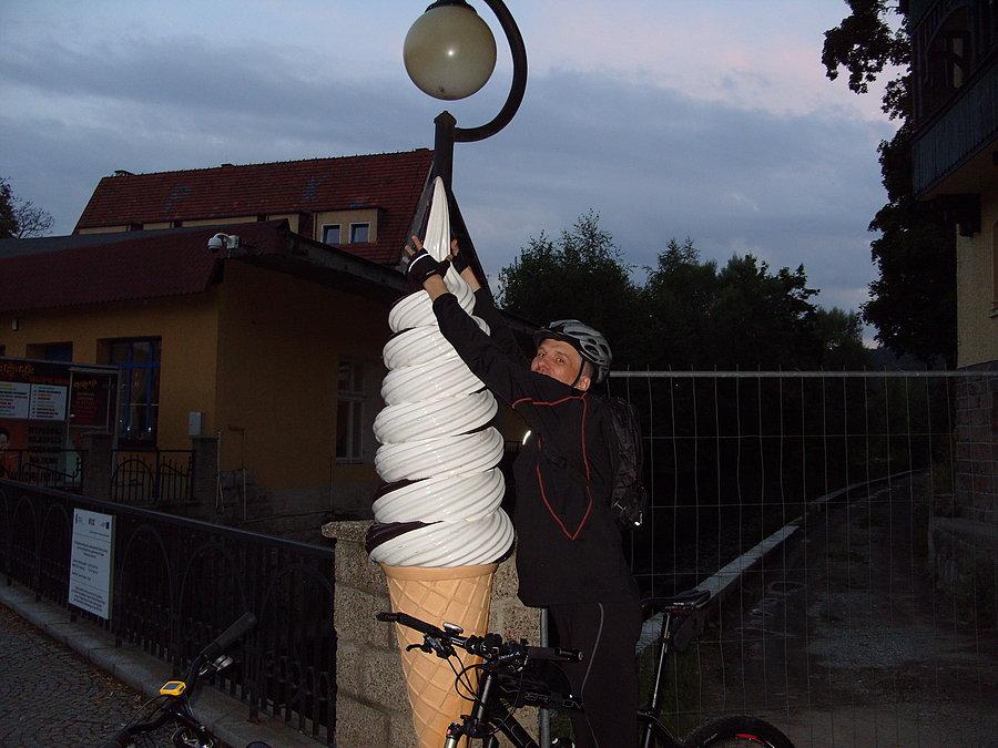 Po kolacji przyszedł czas na deser ;)) i tu zjawia sie kolega Ryjka po 11 latach ;))) który zaprasza nas na cudne piwko Krakonosz 11 stkę