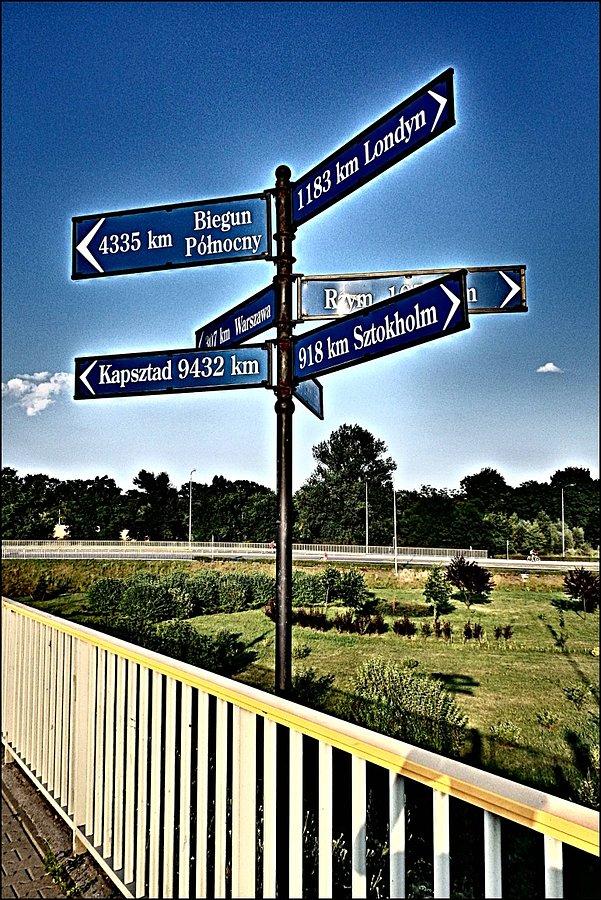 Drogowskaz na Moście Milenijnym