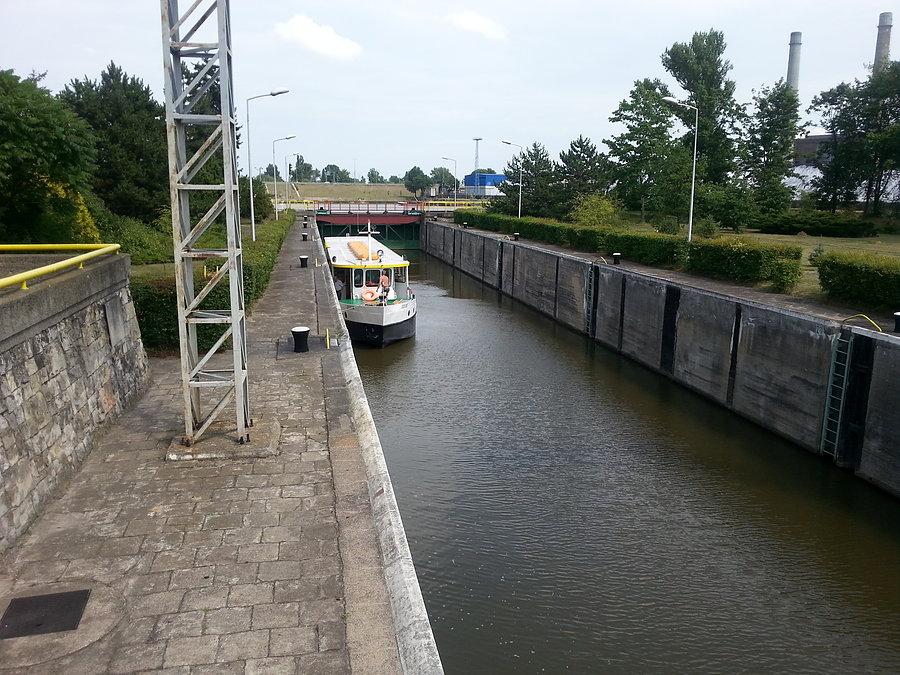 Tramwaj wodny "Zefir" w śluzie Żerań
