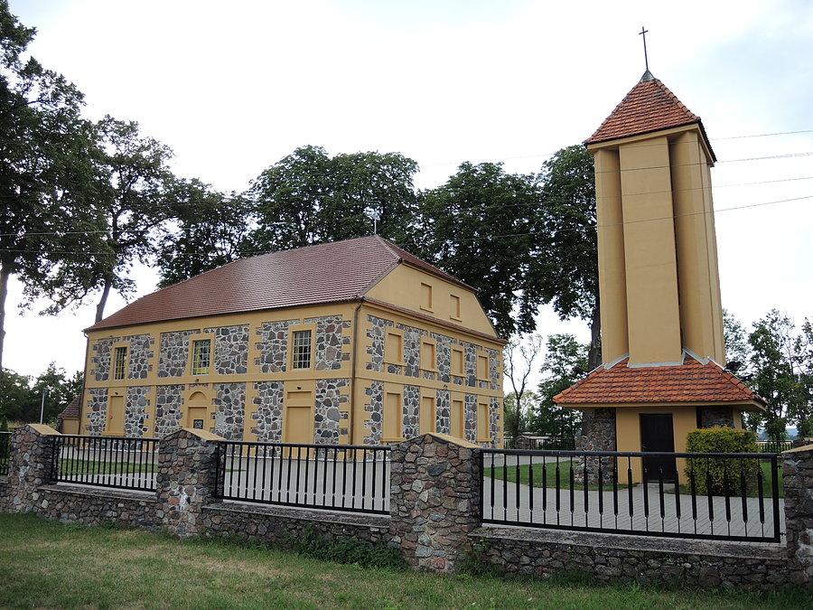 Wyszyny - kościół w starym spichlerzu pw. Matki Bożej Pocieszenia