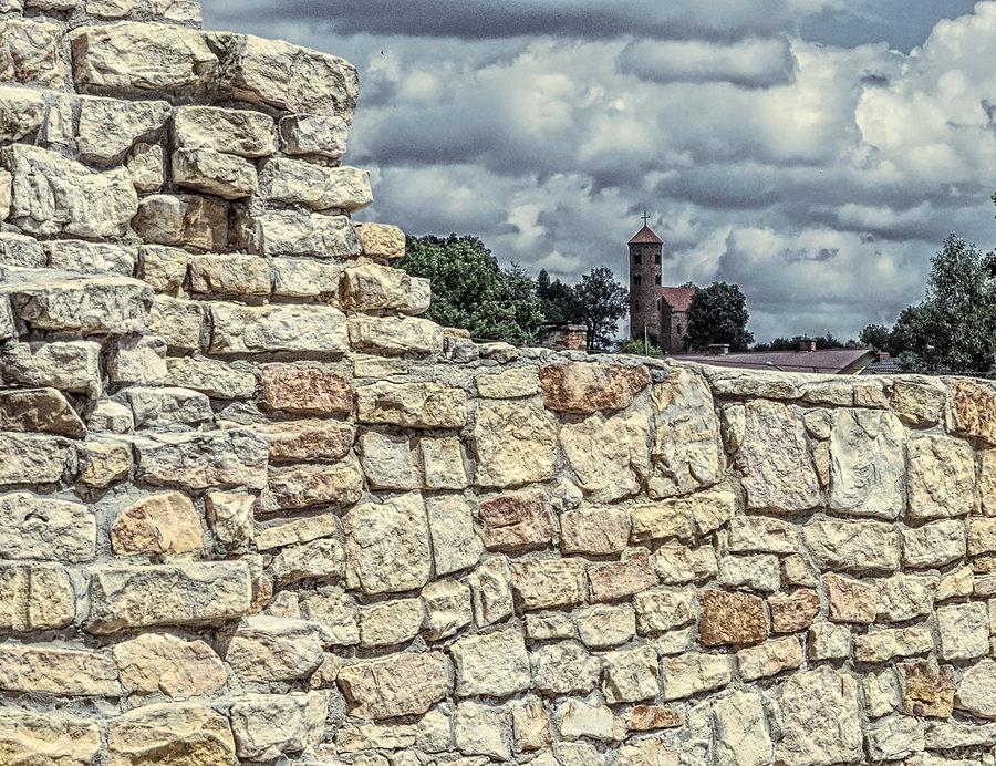 Widać kościół św Idziego na wzgórzu