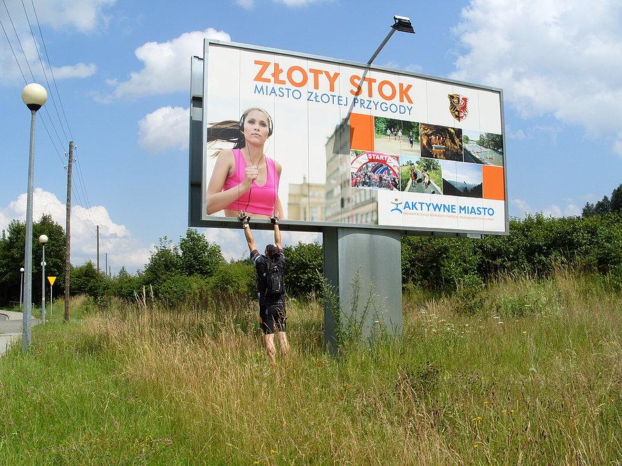 Cześć to ja Feniks pamiętasz mnie ;)) możemy razem posłuchać muzyki, albo chociaż pobiegać, gdy nagle za pleców słyszę stanowczy głos ! ona dla Ciebie jest za wysoka ;( i po znajomości ;))