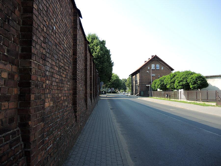 Wzdłuż murów więziennych