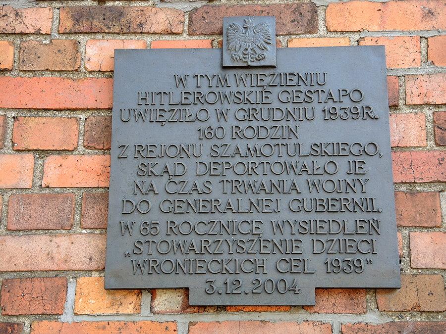 Tablica pamiątkowa na murach więziennych