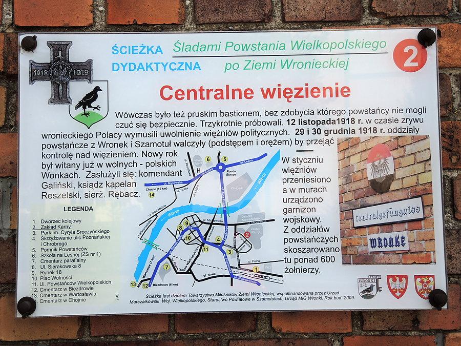 Tablica informacyjna dot. więzienia we Wronkach